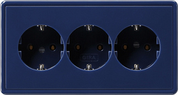 Gira Тройная розетка с з/к 019946