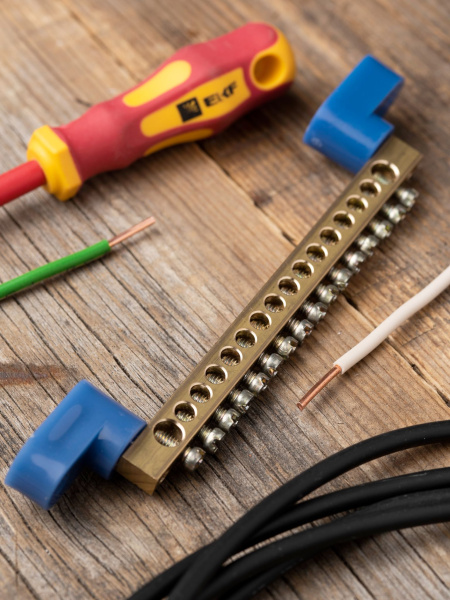 Купить EKF PROxima Шина "0" N (6х9мм) 16 отверстий латунь 2 синих угловых изолятора