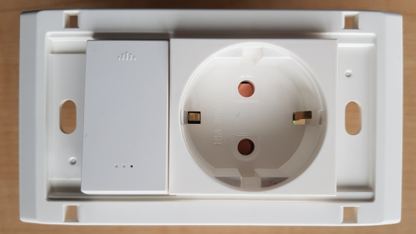 Anam Legrand e-Fren Блок выключатель 1-кл. с подсветкой + Розетка с/з, белый, без рамки 853105