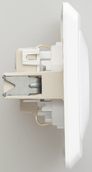 Купить Systeme Electric Этюд Бел Розетка 1-ая с/з с защитными шторками