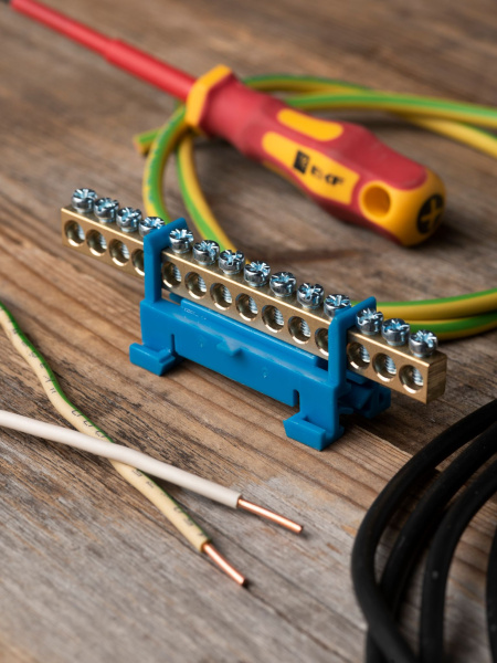 Купить EKF PROxima Шина "0" N (6х9мм) 14 отверстий латунь синий изолятор тип "Стойка" на DIN-рейку