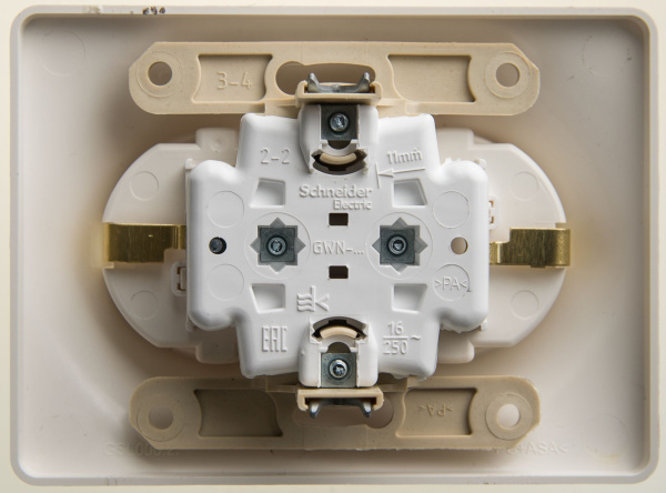 Купить Systeme Electric Glossa Перламутр Розетка 2-ая с/з со шторками, 16А (в сборе)