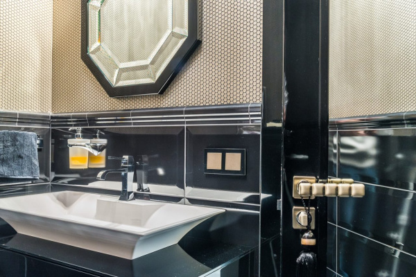 Купить SE Merten SM Антрацит Розетка с/з с крышкой безвинт. зажим MTN2311-0414