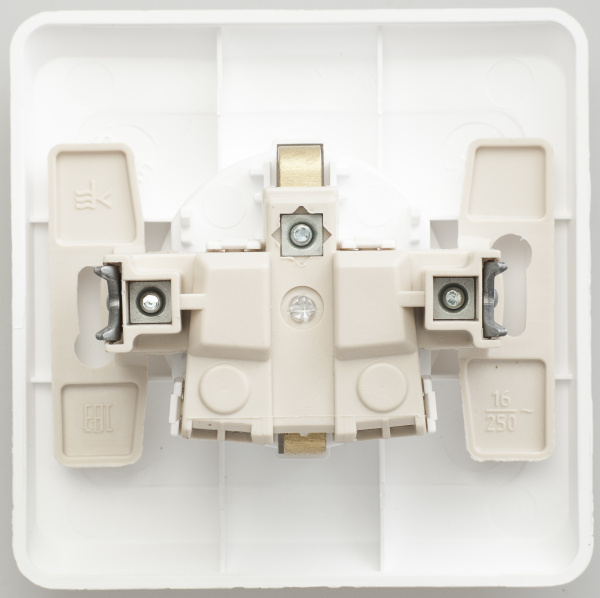 Купить Systeme Electric Этюд Бел Розетка 1-ая с/з с защитными шторками