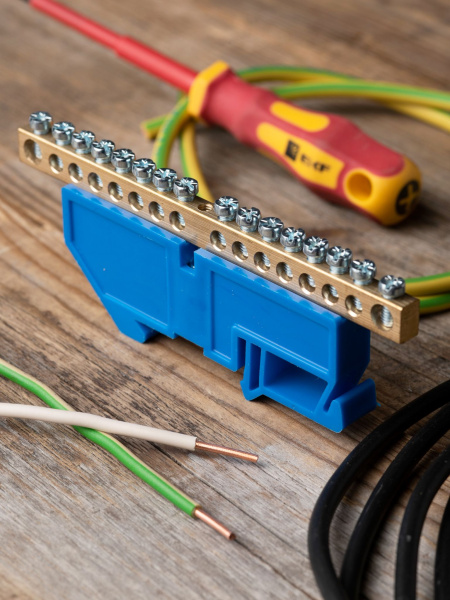 Купить EKF PROxima Шина "0" N (6х9мм) 16 отверстий латунь синий изолятор на DIN-рейку