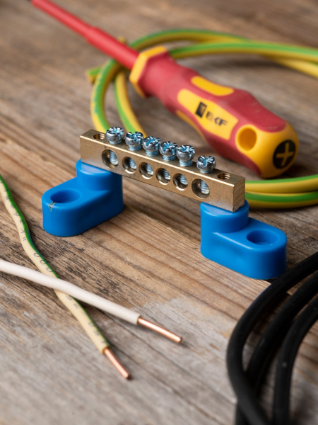 Купить EKF PROxima Шина "0" N (6х9мм) 6 отверстий латунь 2 синих угловых изолятора