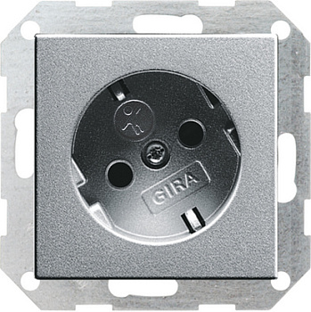 Gira S-55 Алюминий Розетка с/з с поворотом на 30 градусов, с затвором (shutter) и символом 041826