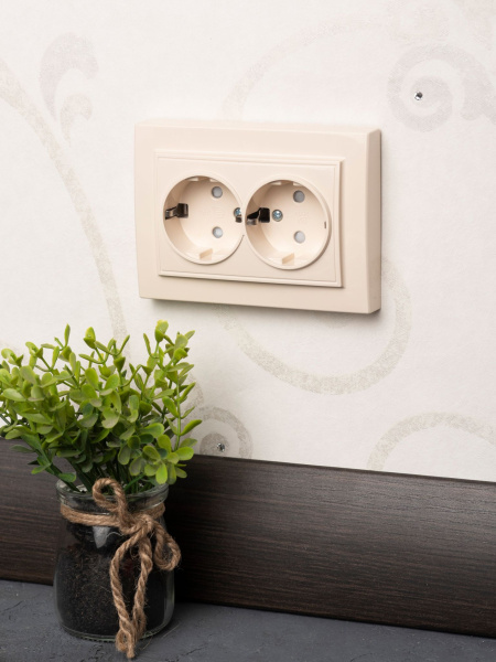 Купить EKF Basic Минск Бежевый Розетка 2-ая, с/з, со шторками, 16А, СП