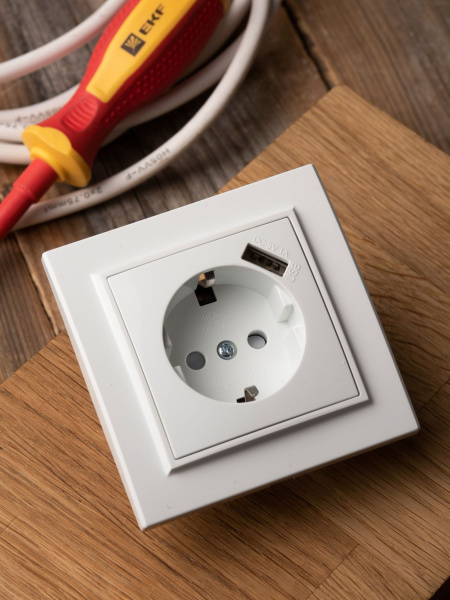Купить EKF Basic Минск Белый Розетка с/з, со шторками, 16А, с USB 1А, СП