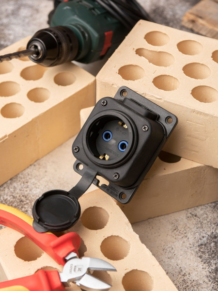 Купить EKF PROxima Роз. одномест. с защит. крышкой каучуковая 230В 2P+PE 16A IP44 PRO