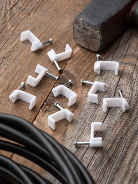 Купить EKF PROxima Скоба крепежная квадратная (плоская) (12мм.) (50шт.)