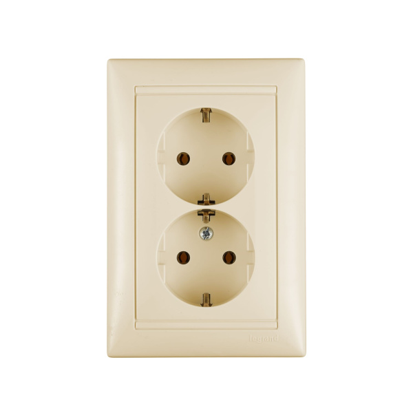 Купить Legrand DIY Valena Крем Розетка 2-ая с/з 695616