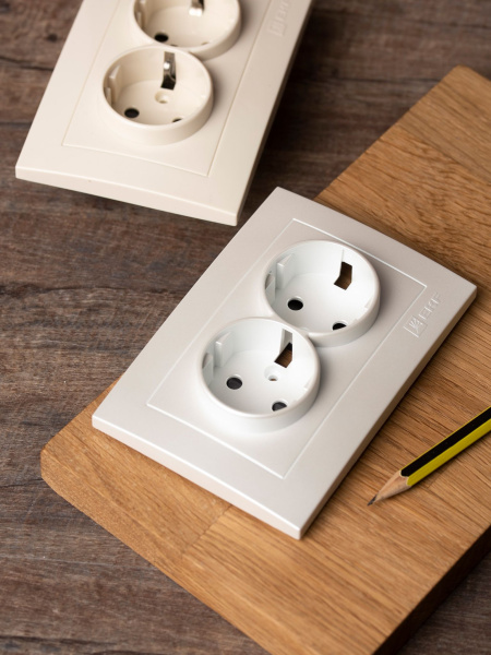 Купить EKF PROxima Валенсия лицевая панель розетки 2-местной с/з 16А жемчуг с защ. штор.