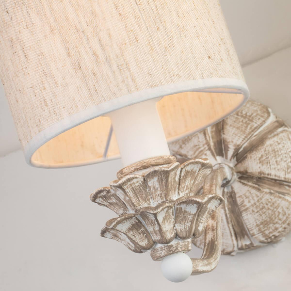 Купить Favourite Classic настенный светильник каркас бежево-коричневого и белого цвета, абажур из ткани типа рогожка натурального цвета, декоративные элемент 2700-1W