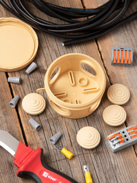 Купить EKF PROxima Коробка распаячная КМР-040-038 с крышкой (65х40) 4 мембранных ввода светлое дерево IP54