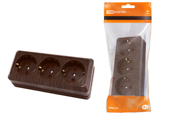 TDM Розетка 3-х местная горизонтальная 2П+3 открытой установки IP20 16A с з/ш бук "Ладога" SQ1801-0327