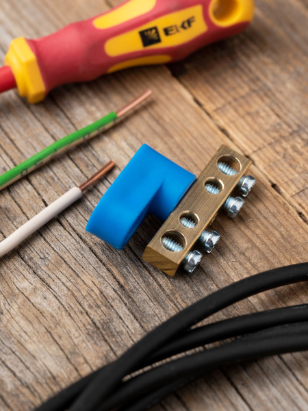 Купить EKF PROxima Шина "0" N (6х9мм) 4 отверстия латунь синий угловой изолятор