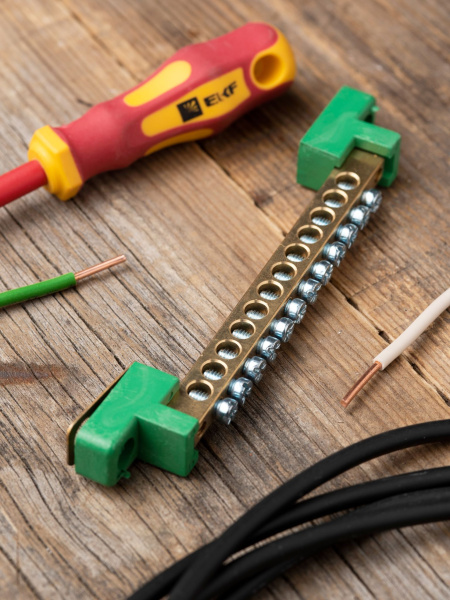 Купить EKF PROxima Шина "0" PE 6x9мм 12 отверстий латунь с контактной пластиной 2 зелёных угловых изолятора