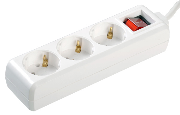 IEK Удлинитель У03К-выкл. 3 места 2Р+PЕ/1,5 метра 3х1мм2 16А/250