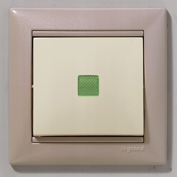 Купить Legrand Valena Крем Выключатель 1-клавишный с подсветкой 774310