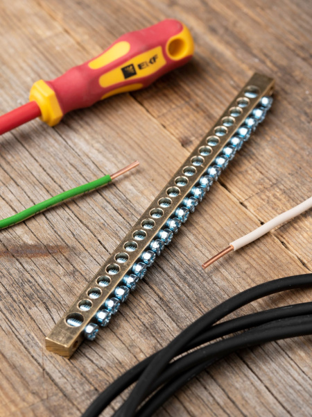 Купить EKF PROxima Шина PEN "ноль-земля" (6х9мм) 22 отверстия латунь крепеж по краям