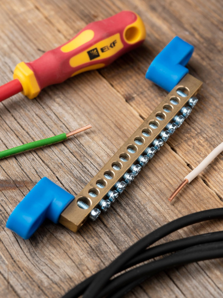 Купить EKF PROxima Шина "0" N (6х9мм) 14 отверстий латунь 2 синих угловых изолятора