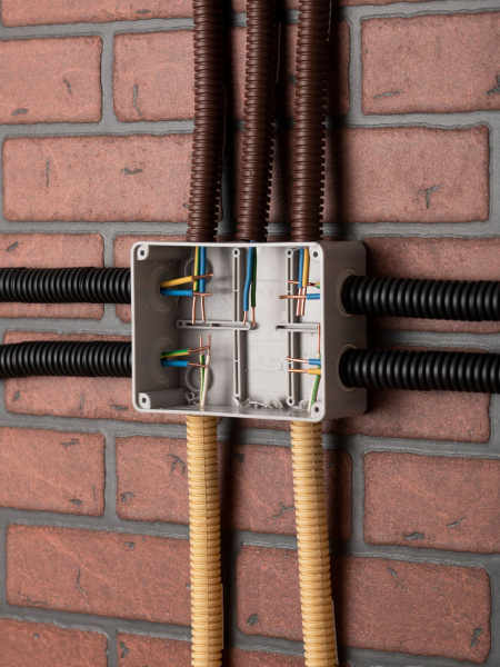 Купить EKF PROxima Коробка распаячная КМР-050-041 пылевлагозащитная, 10 мембранных вводов, уплотнительный шнур (150х110х70)