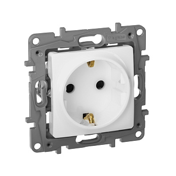 Legrand Etika Бел Розетка с/з со шторками, винт. клем. 672222