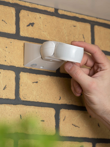 Купить EKF PROxima Микроволновый датчик движения бел. 1200Вт 180гр. до 15м IP65 MW-704