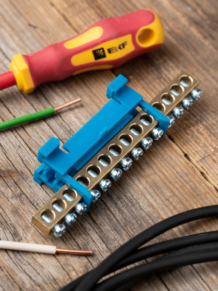 Купить EKF PROxima Шина "0" N (6х9мм) 14 отверстий латунь синий изолятор тип "Стойка" на DIN-рейку