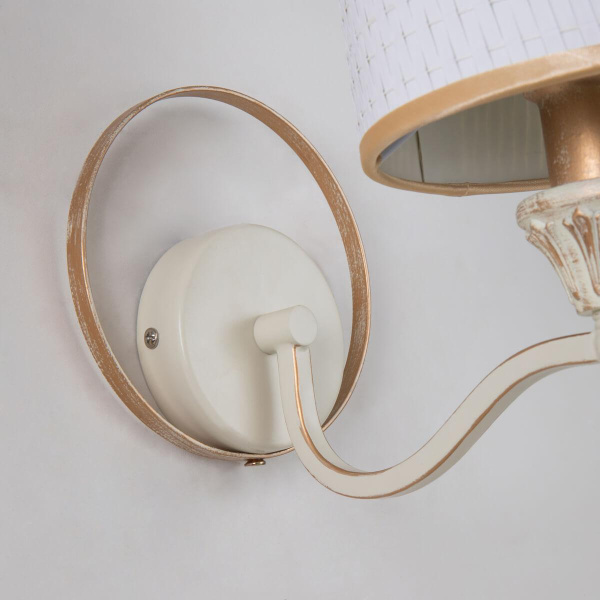 Купить Favourite Classic настенный светильник каркас белого цвета с патиной цвета перламутровое золото, абажуры из белой ткани с золотой тесьмой, декоративны 2695-1W