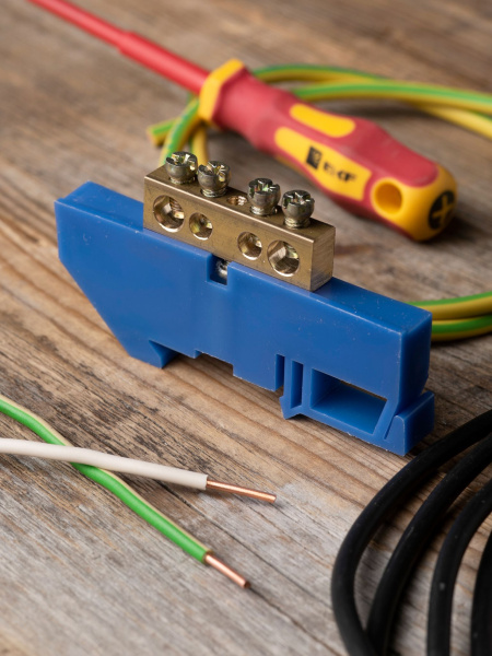 Купить EKF PROxima Шина "0" N (8х12мм) 4 отверстия латунь синий изолятор на DIN-рейку