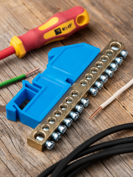 Купить EKF PROxima Шина "0" N (8х12мм) 14 отверстий латунь синий изолятор на DIN-рейку