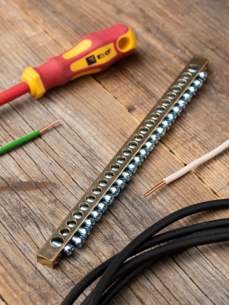 Купить EKF PROxima Шина PEN "ноль-земля" (6х9мм) 24 отверстия латунь крепеж по краям