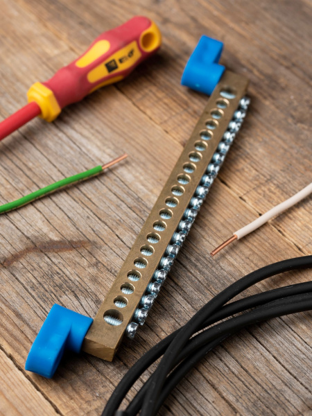 Купить EKF PROxima Шина "0" N (8х12мм) 20 отверстий латунь 2 синих угловых изолятора