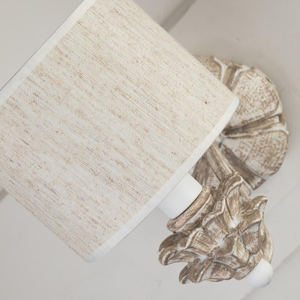 Купить Favourite Classic настенный светильник каркас бежево-коричневого и белого цвета, абажур из ткани типа рогожка натурального цвета, декоративные элемент 2700-1W