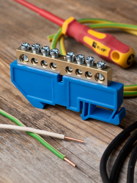 Купить EKF PROxima Шина "0" N (8х12мм) 8 отверстий латунь синий изолятор на DIN-рейку