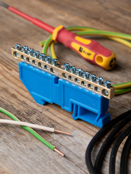 Купить EKF PROxima Шина "0" N (6х9мм) 14 отверстий латунь синий изолятор на DIN-рейку