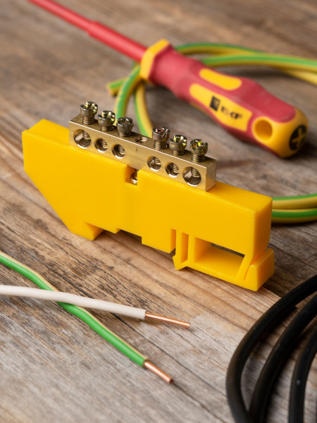 Купить EKF PROxima Шина "0" N (6х9мм) 6 отверстий латунь желтый изолятор на DIN-рейку