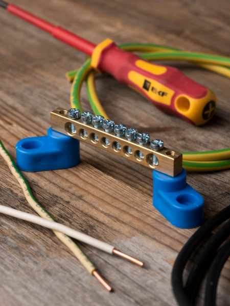 Купить EKF PROxima Шина "0" N (6х9мм) 8 отверстий латунь 2 синих угловых изолятора