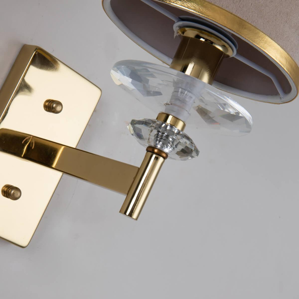 Купить Favourite Classic настенный светильник каркас цвета латунь, абажур из бежевой бархатистой ткани с золотой тесьмой 2689-1W