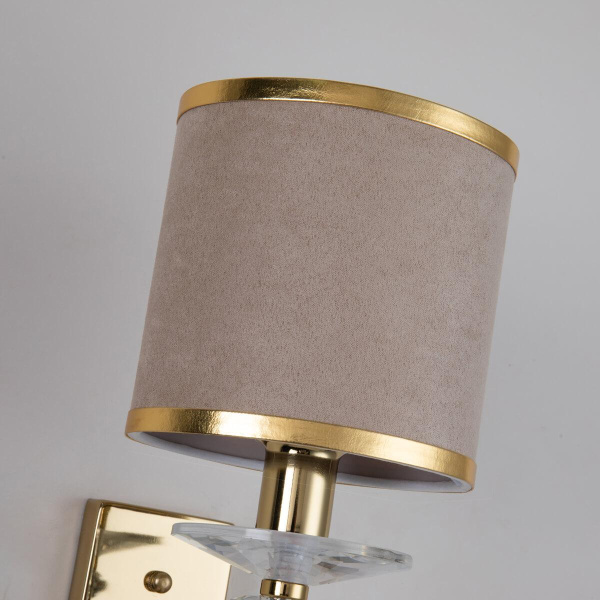 Купить Favourite Classic настенный светильник каркас цвета латунь, абажур из бежевой бархатистой ткани с золотой тесьмой 2689-1W