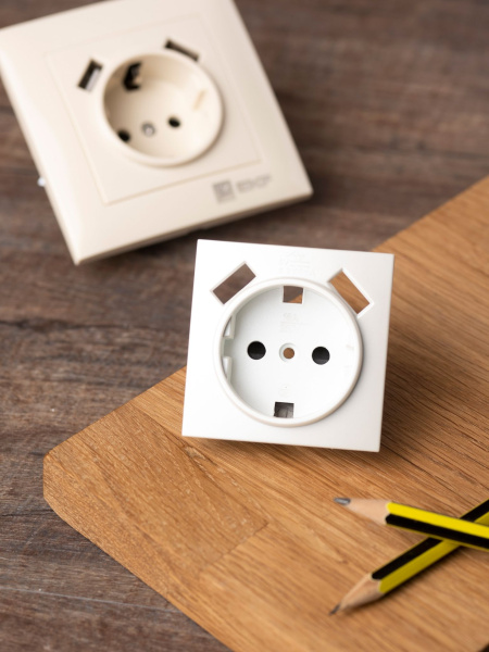 Купить EKF PROxima Валенсия лицевая панель розетки 1-местной с/з 16А жемчуг с защ. штор. с 2 USB 2,1А