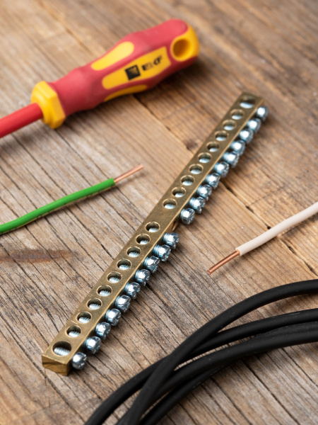 Купить EKF PROxima Шина PEN "ноль-земля" (6х9мм) 20 отверстий латунь крепеж по центру