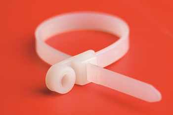 DKC Хомут P6.6 с монтажным отверстием, белый, 7,8x380