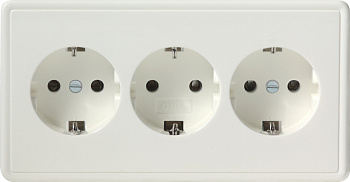 Gira Тройная розетка с з/к 019940