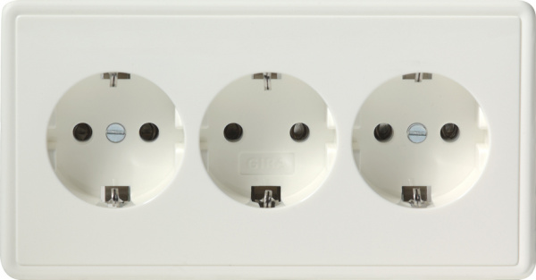 Gira Тройная розетка с з/к 019940