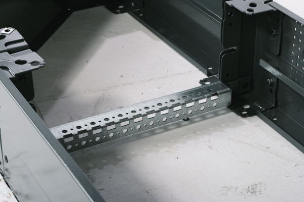 Купить Legrand Altis Траверс цоколя для шкафов шириной/глубиной 500 мм 047692