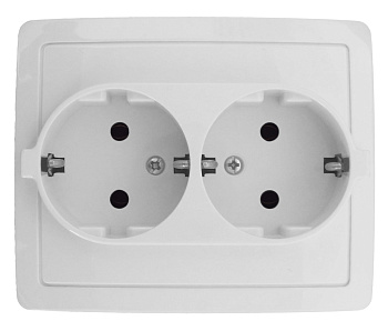 Simon 15 Белая Розетка двойная с заземлением 2*2Р+Е без шторок, винт.зажим,16А, 250В 1590456-030