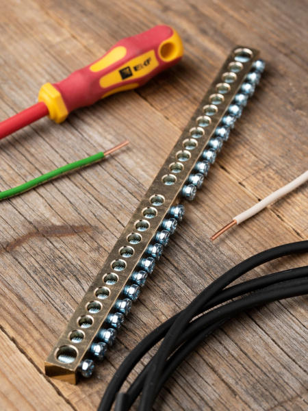 Купить EKF PROxima Шина PEN "ноль-земля" (8х12мм) 24 отверстия латунь крепеж по центру